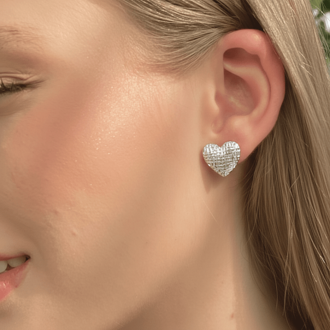 Brinco Coração Esculpido Best Seller Banho Ródio Branco