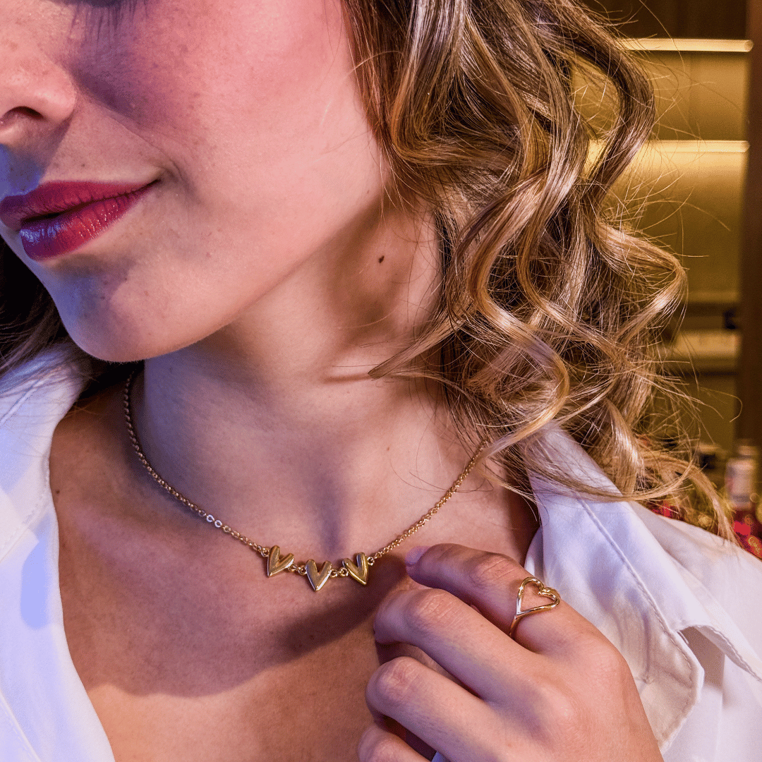 COLAR CHOKER 3 CORAÇÕES CURVADINHO - AURA