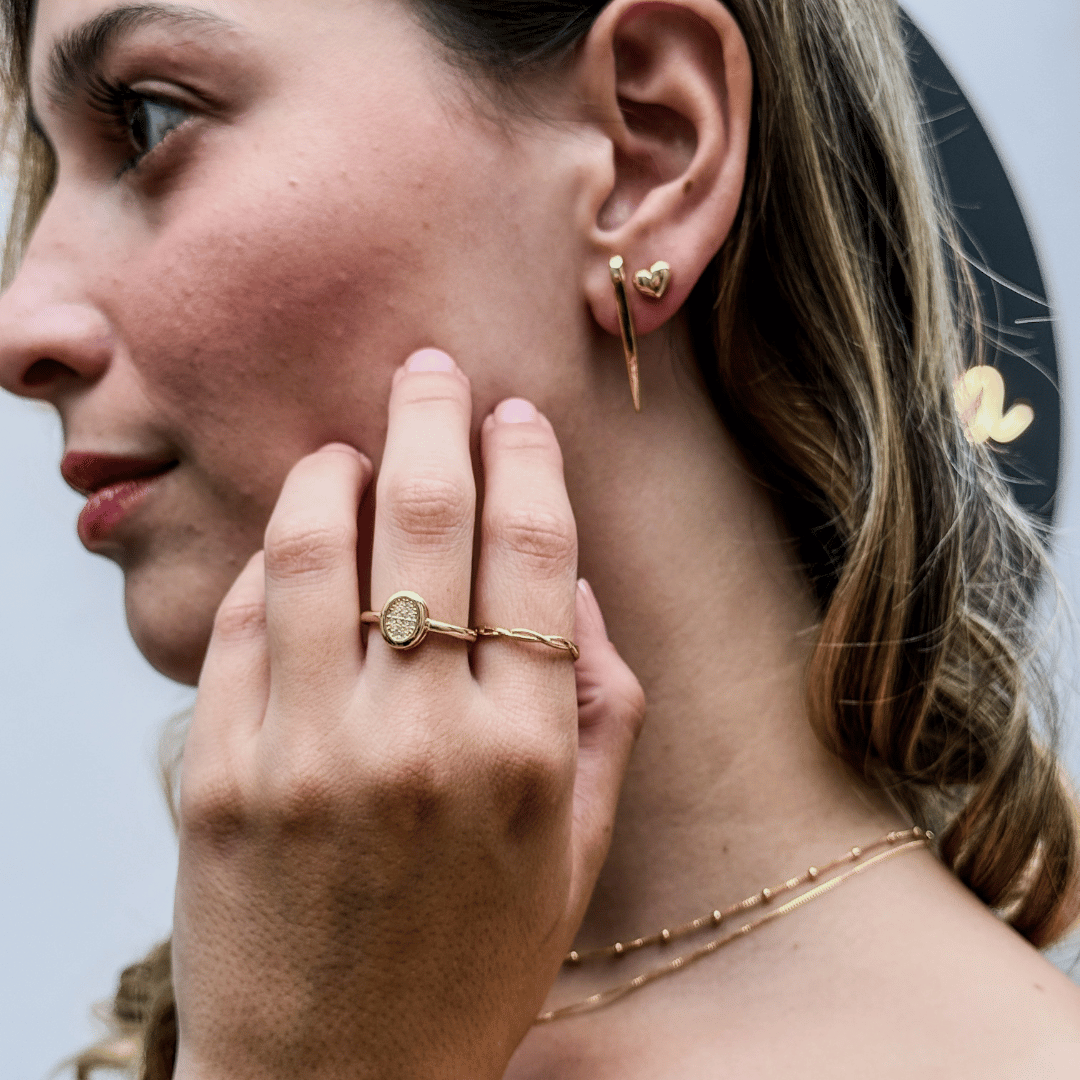 ANEL OVAL CRAVEJADO  - AURA