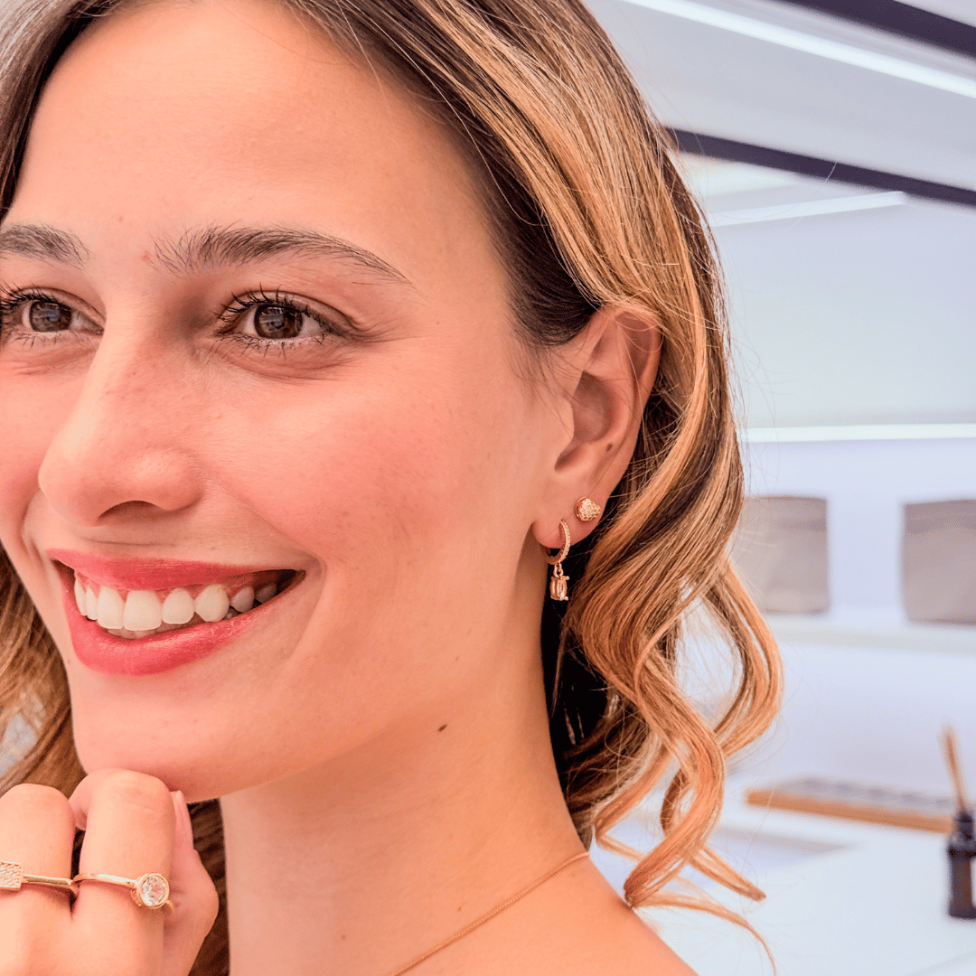 ANEL QUADRADO CRAVEJADO  - AURA