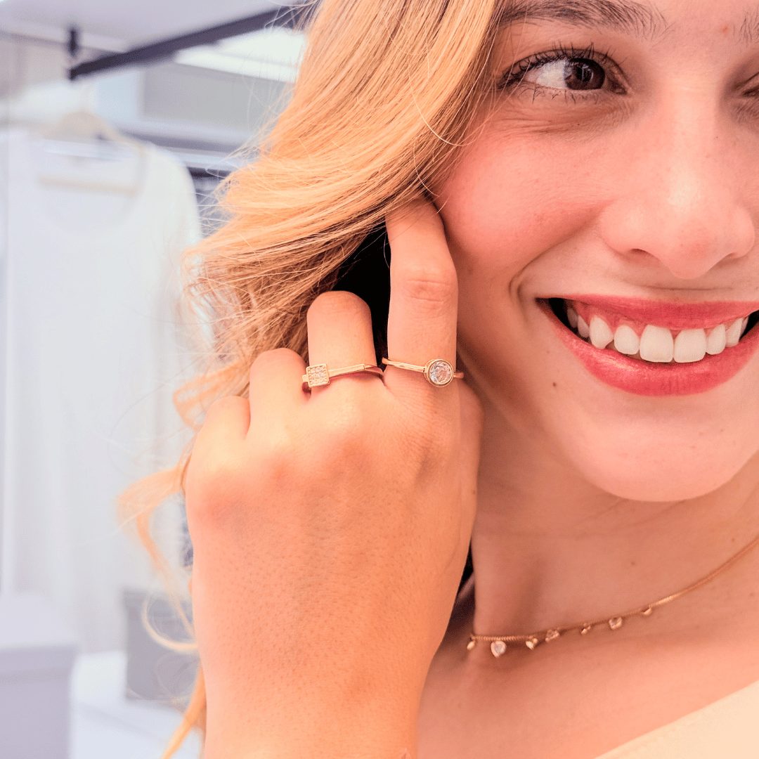 ANEL QUADRADO CRAVEJADO  - AURA