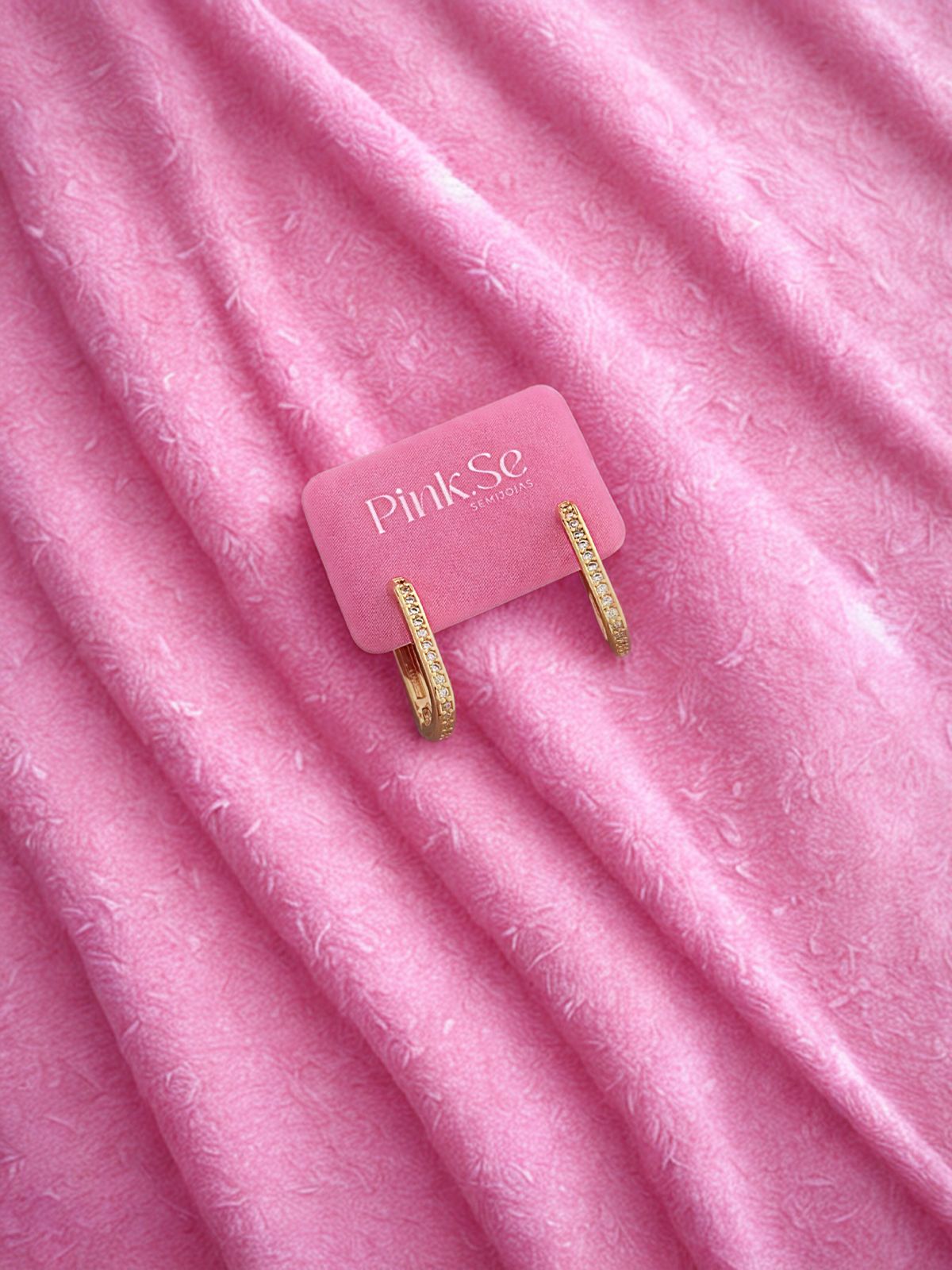 BRINCO ARGOLA FINA MÉDIA CRAVEJADA COM ZIRCONIAS - AURA