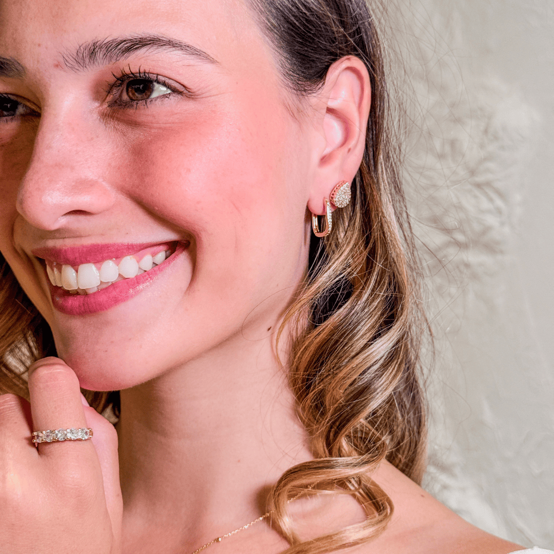 BRINCO ARGOLA FINA MÉDIA CRAVEJADA COM ZIRCONIAS - AURA