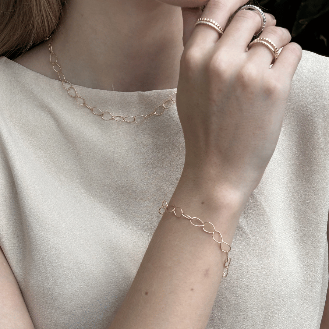 Choker de Elos Gota Textura Craquelada 40cm Banhada a Ouro 18k