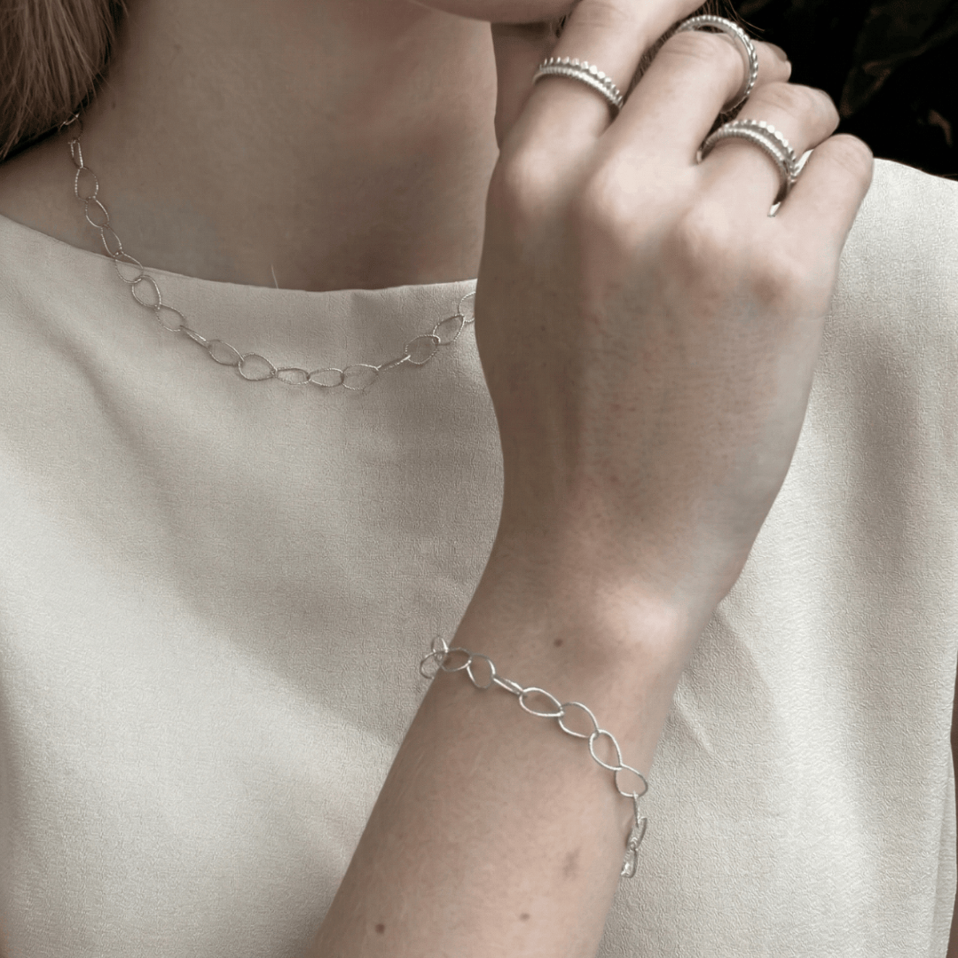 Choker de Elos Gota Textura Craquelada 40cm Banhada a Ródio Branco