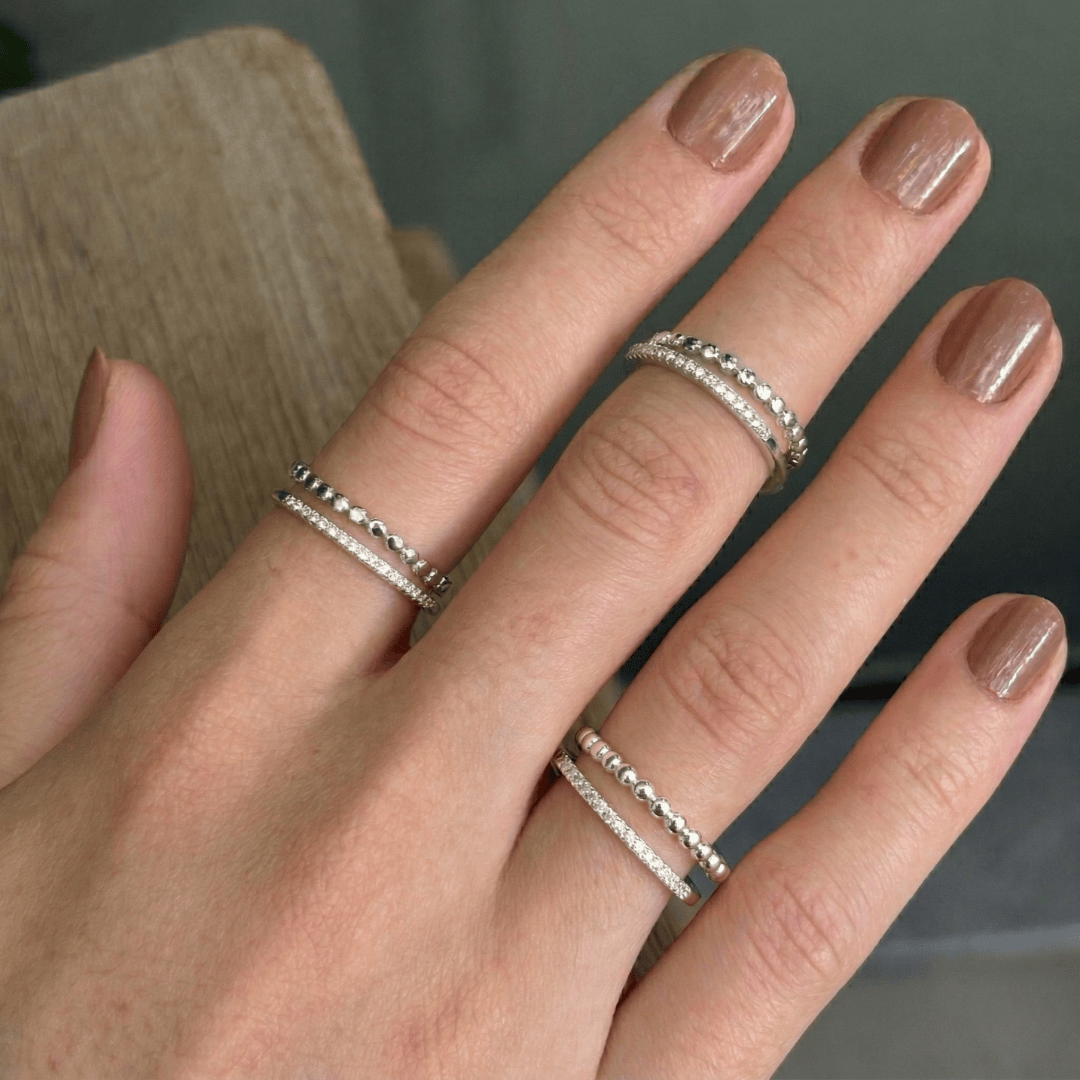 Anel Duplo Esferas e Meia Aliança Ajustável Banhado a Ródio Branco