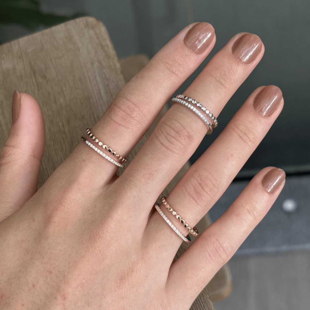 Anel Duplo Esferas e Meia Aliança Ajustável Banhado a Ródio Branco