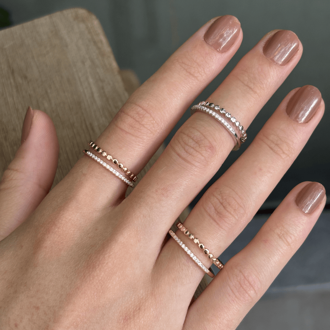 Anel Duplo Esferas e Meia Aliança Ajustável Banhado a Ródio Branco