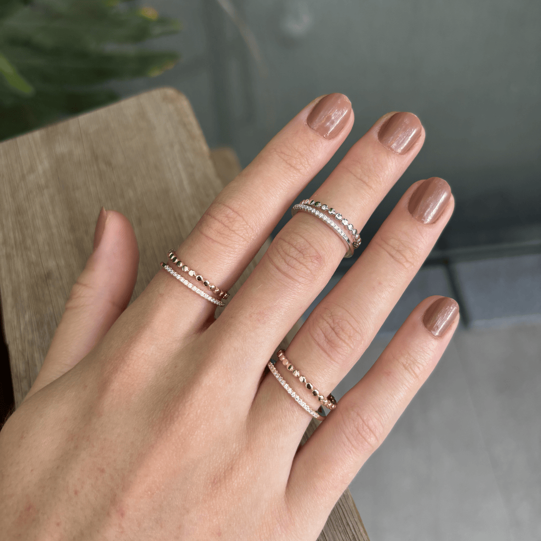 Anel Duplo Esferas e Meia Aliança Ajustável Banhado a Ródio Branco