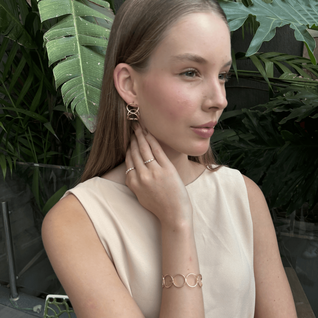 Brinco Argola Geométrico de Círculos Vazados 18K Banho Ouro 18k Semijoia