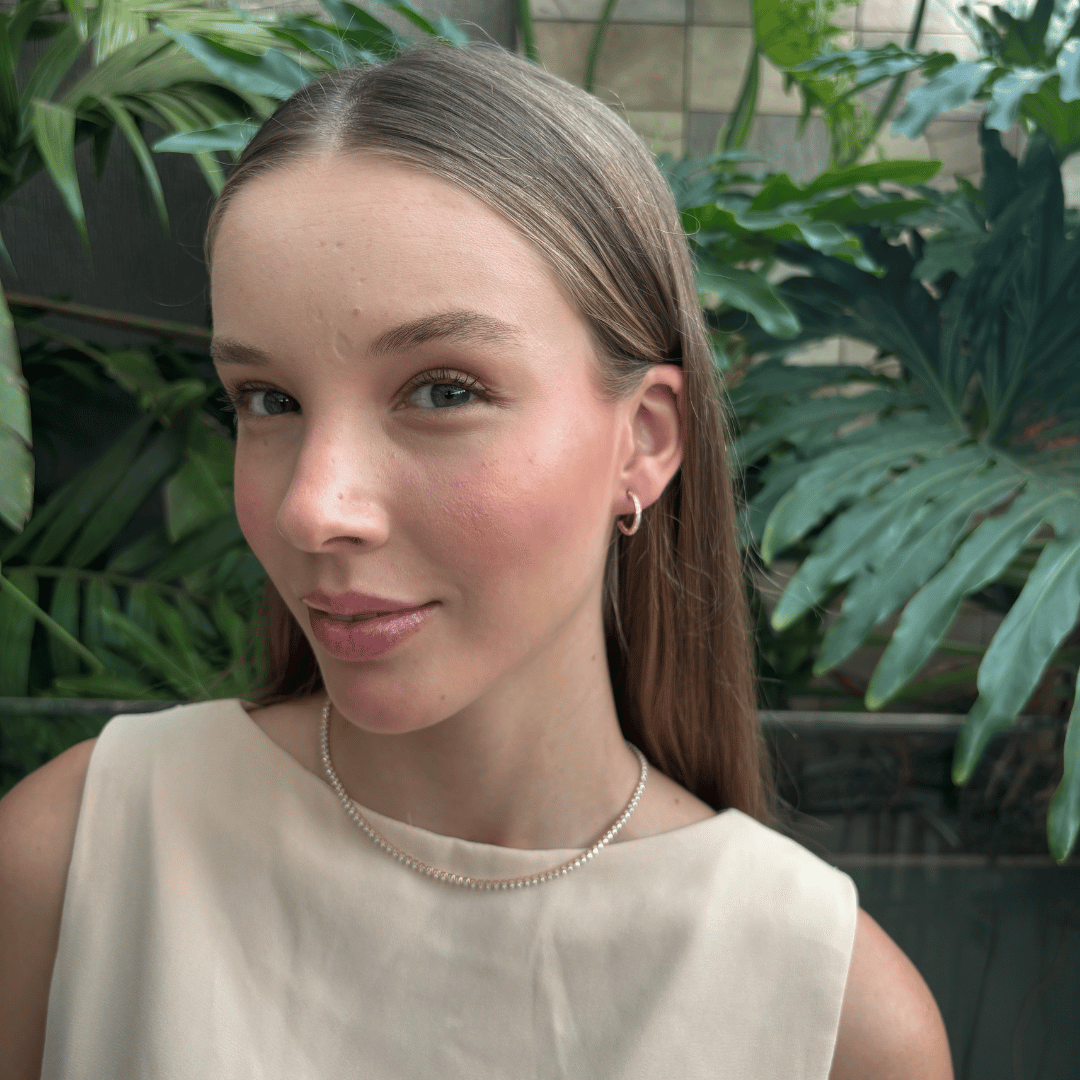 Brinco Argola Média Cravejada Microzircônias Cristal Banhado a Ouro 18k