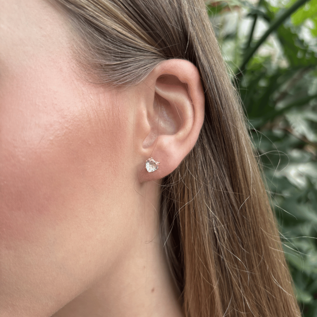 Brinco Coração Zircônias Quartzo Rosa Banhado a Rodio Branco