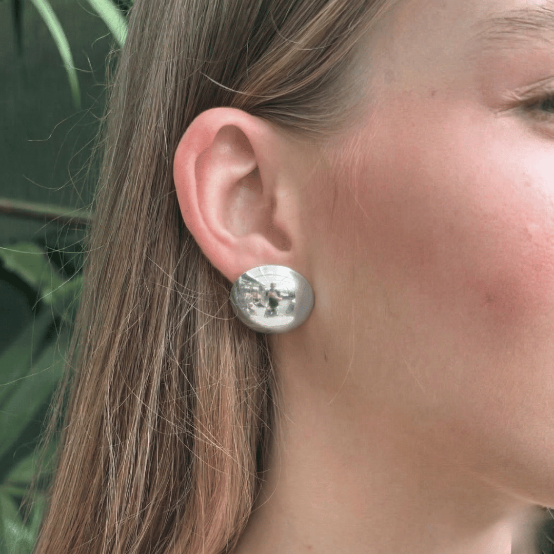 Brinco Redondo Conceitual Maximalista Banhado a Ródio Branco