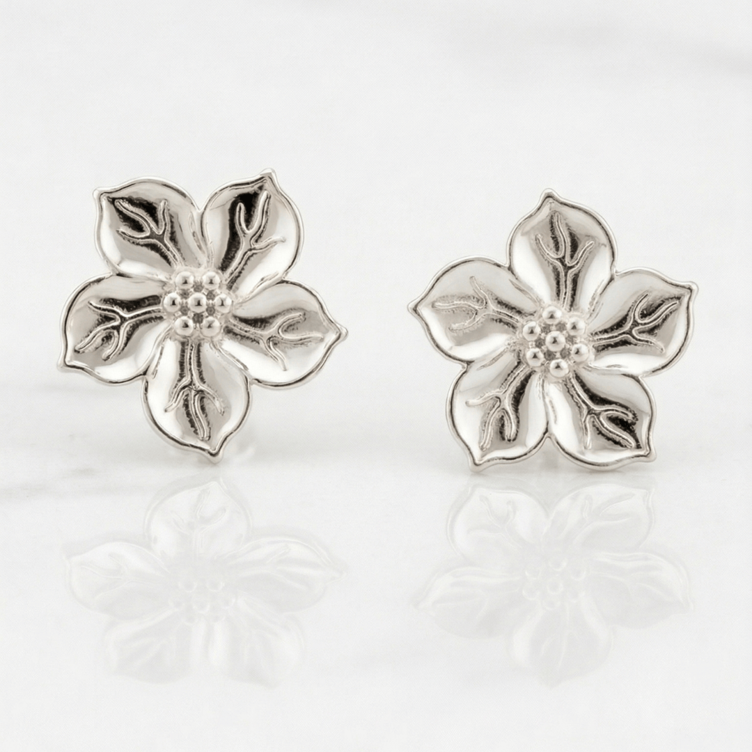 Brinco Flor Liso Banhado a Ródio Branco