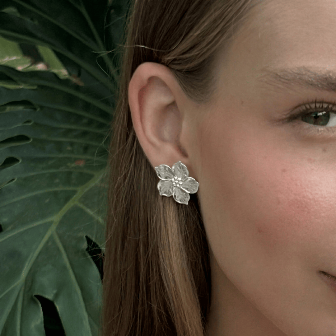 Brinco Flor Liso Banhado a Ródio Branco