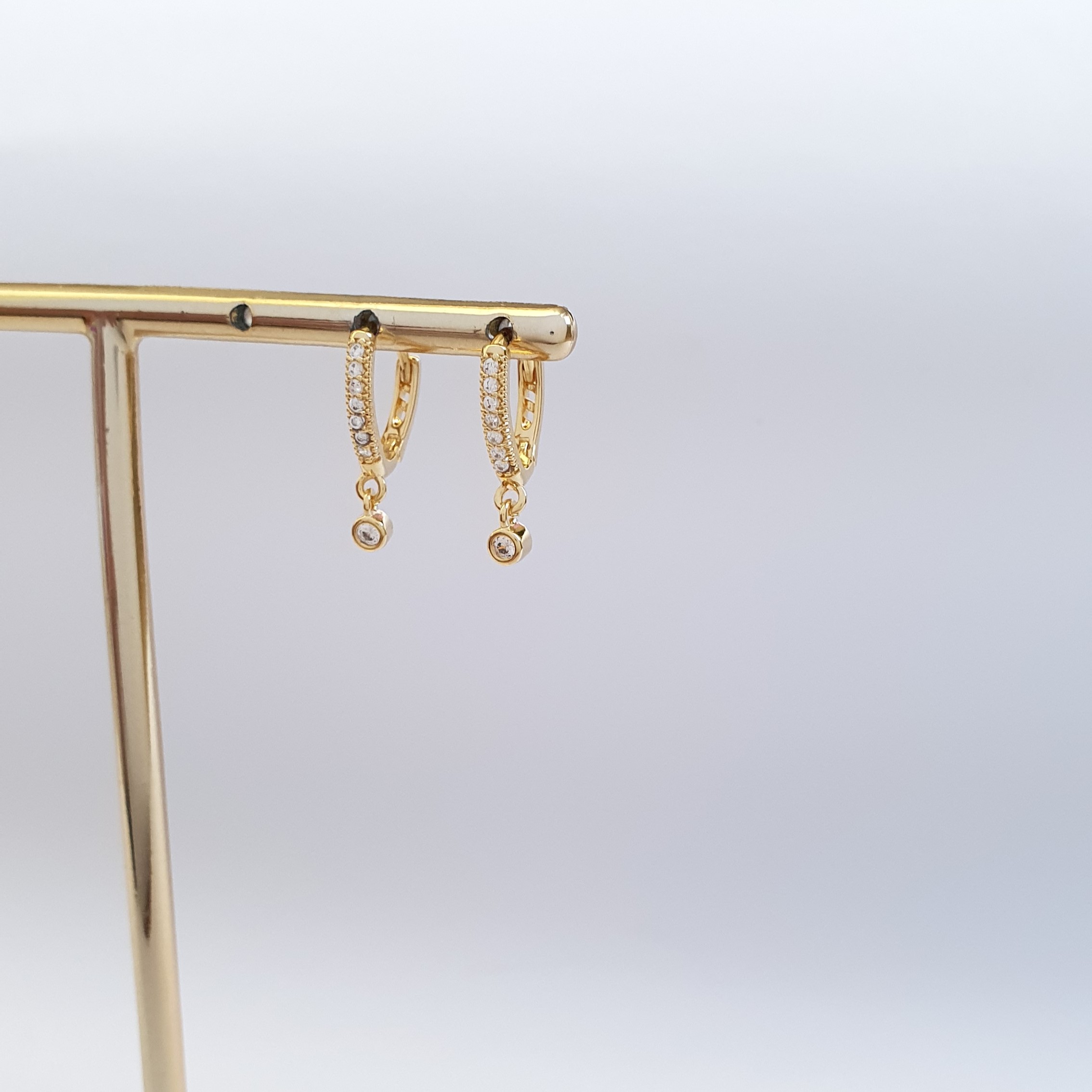 Brinco Argolinha Triangular Cravejada Ponto de Luz