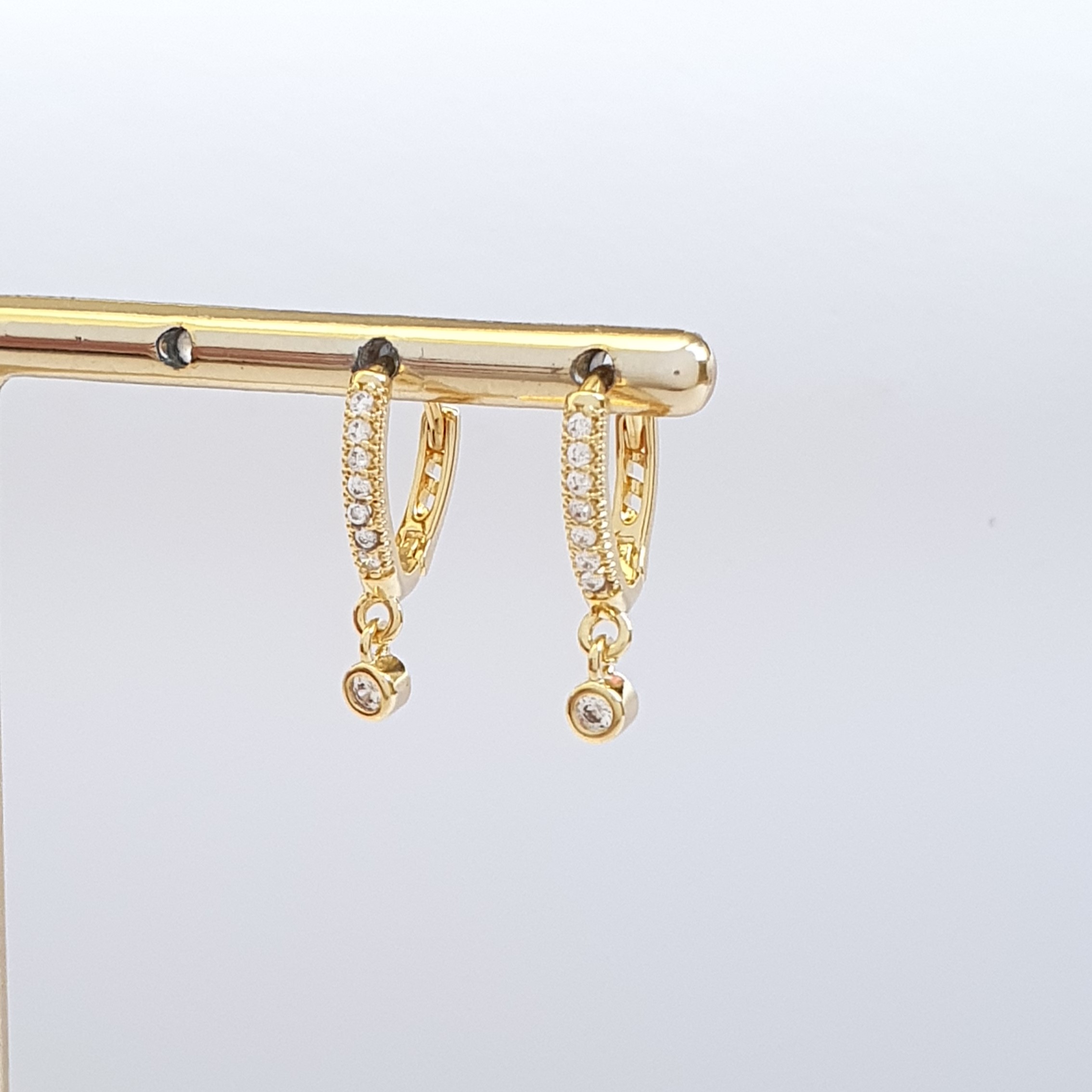 Brinco Argolinha Triangular Cravejada Ponto de Luz