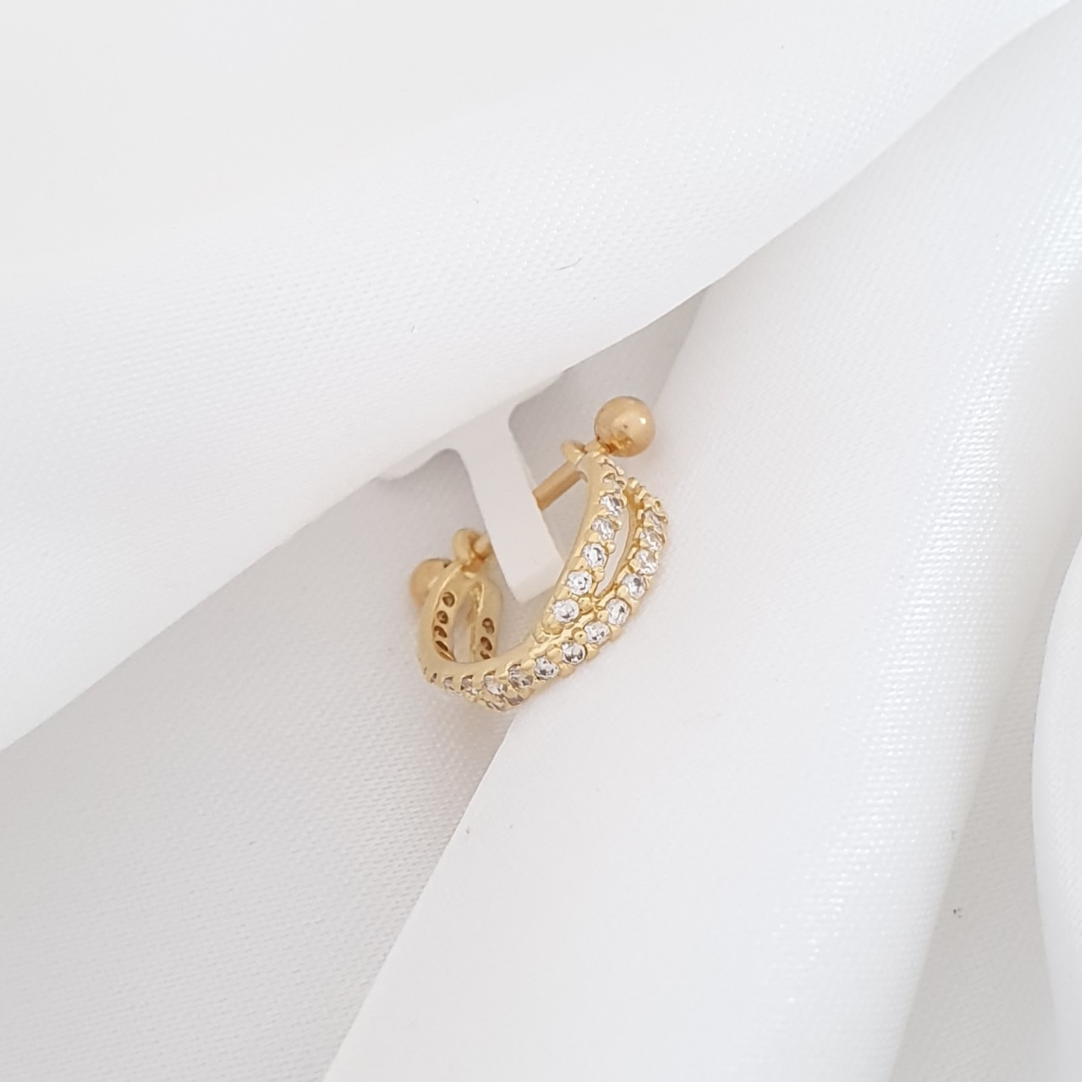 Piercing Conch em X Cravejado