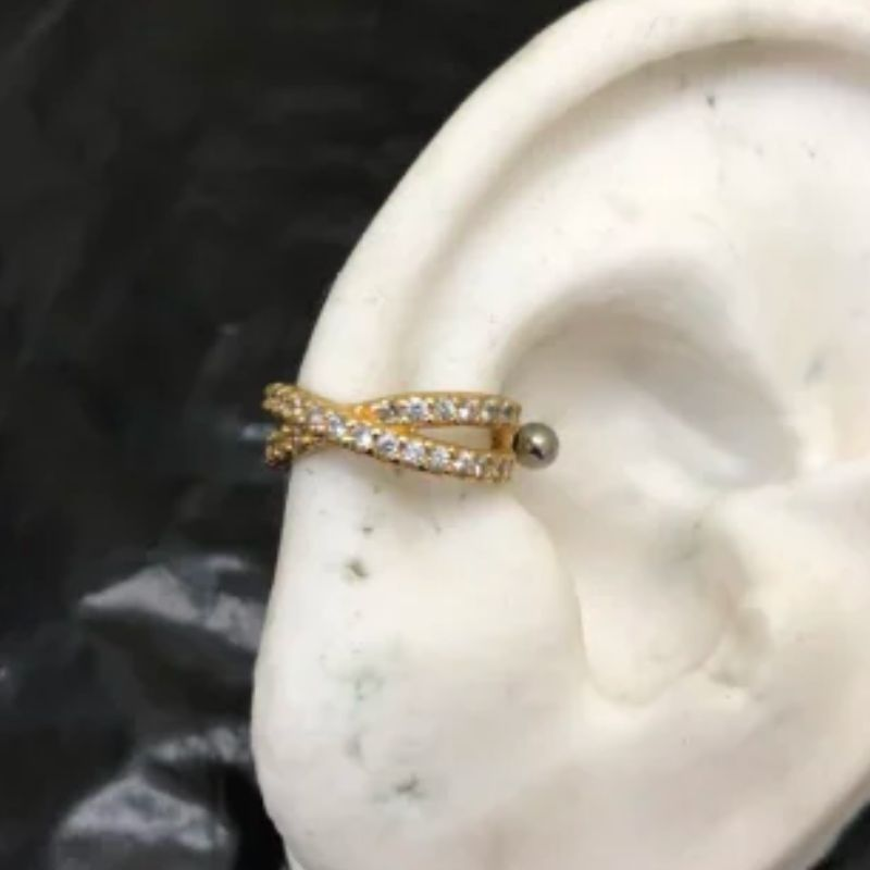 Piercing Conch em X Cravejado