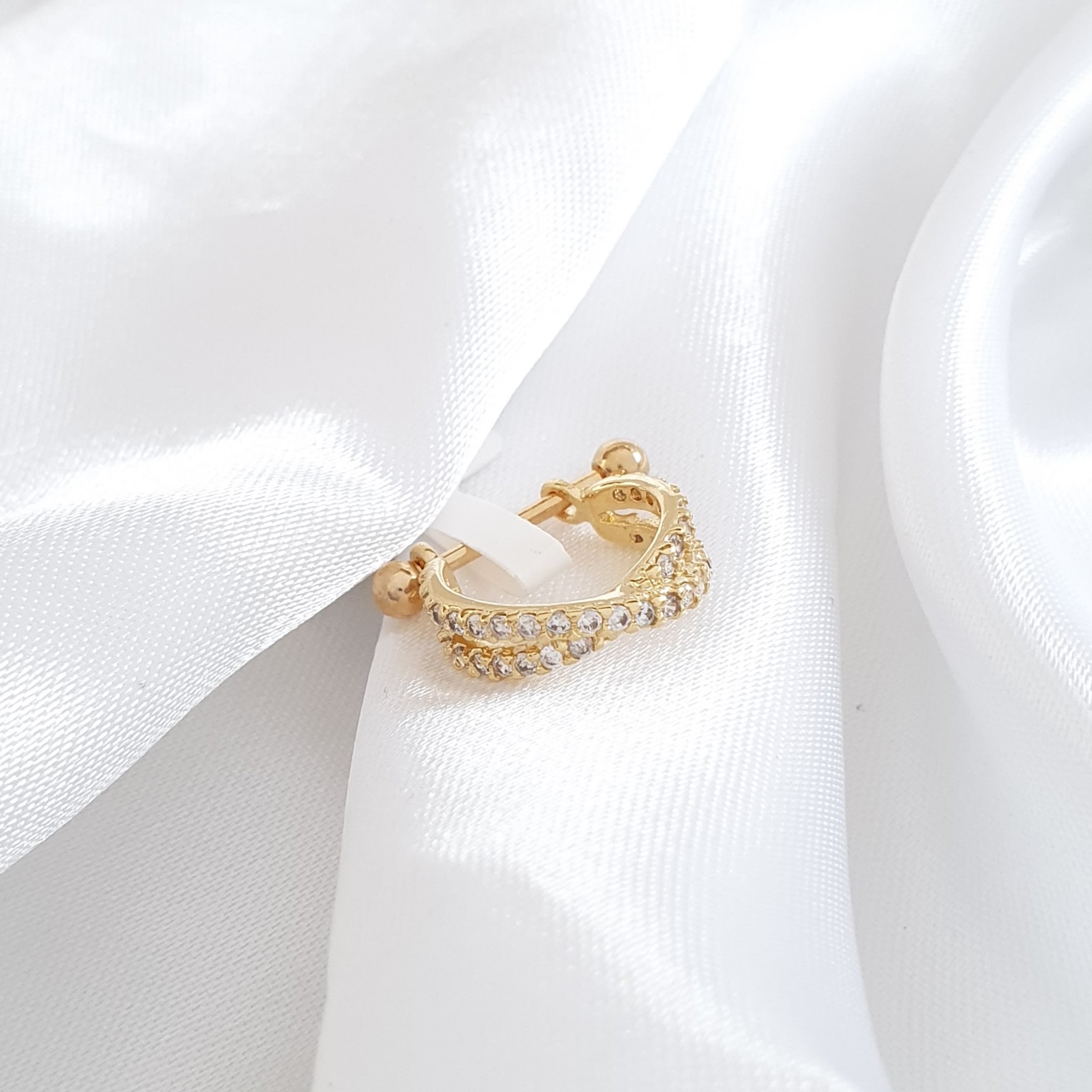 Piercing Conch em X Cravejado