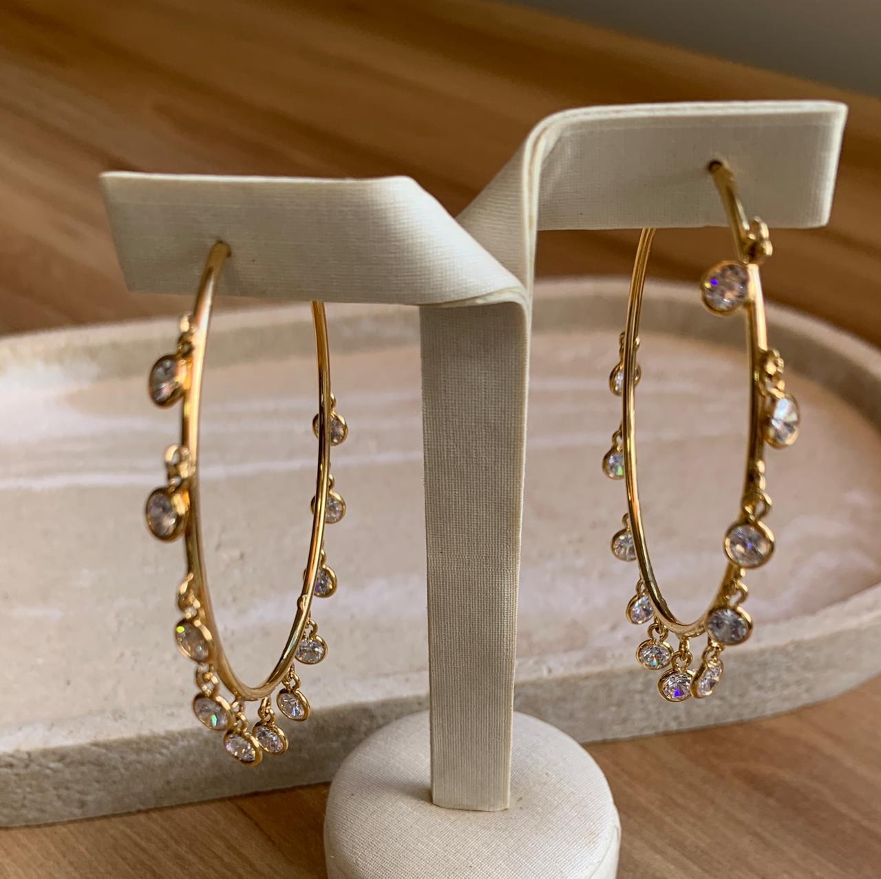 BRINCO ARGOLA ERICA CIGANA COM PEDRAS DE ZIRCONIA