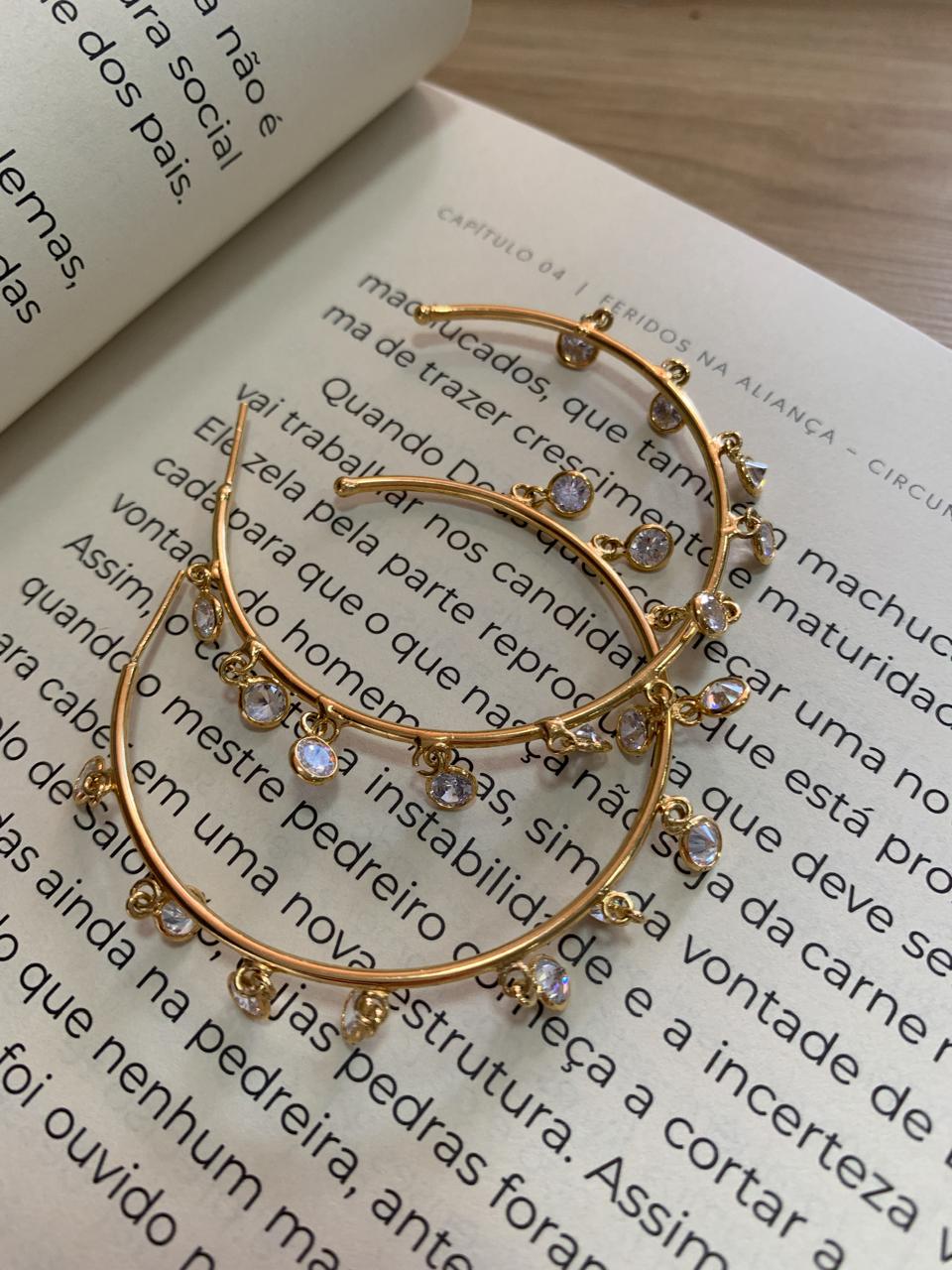 BRINCO ARGOLA ERICA CIGANA COM PEDRAS DE ZIRCONIA