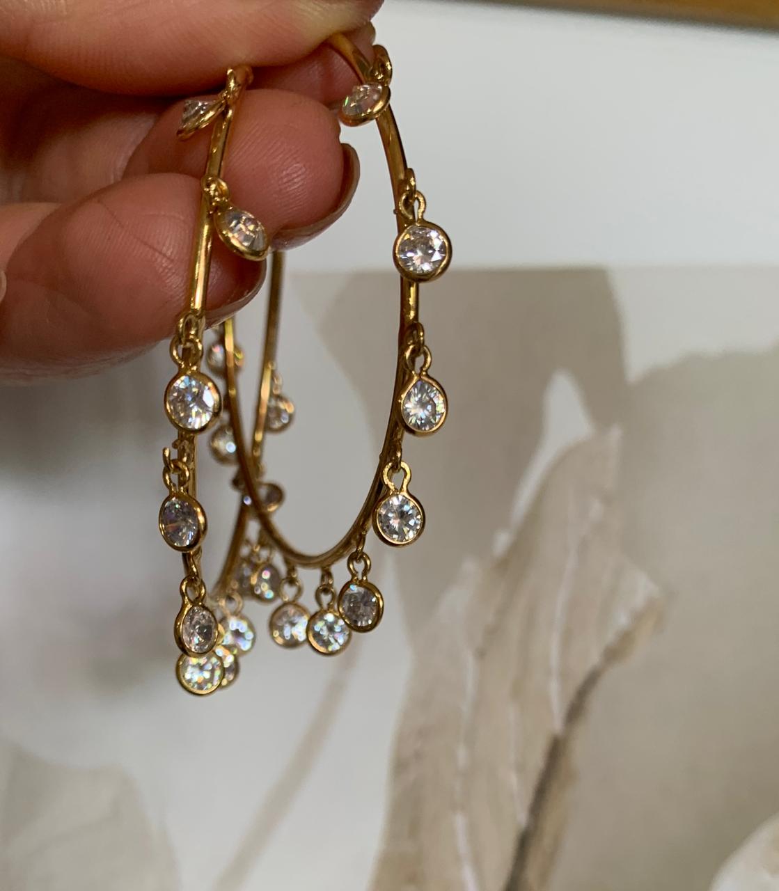 BRINCO ARGOLA ERICA CIGANA COM PEDRAS DE ZIRCONIA