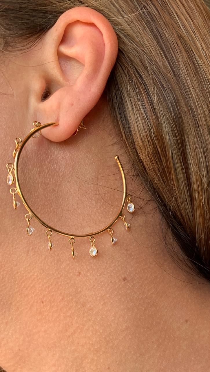 BRINCO ARGOLA ERICA CIGANA COM PEDRAS DE ZIRCONIA