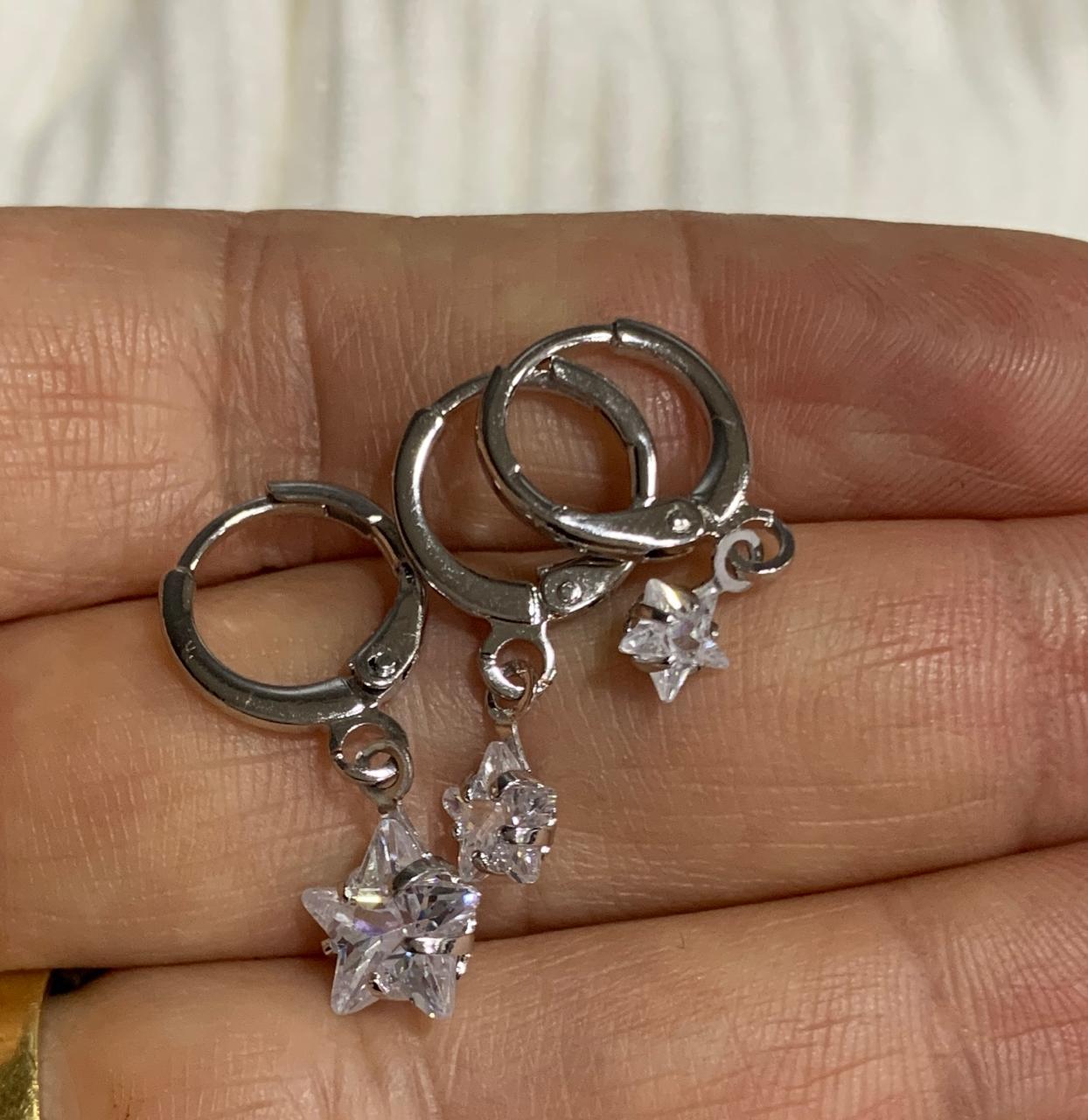 TRIO ESTRELINHAS ZIRCONIA PENDURICALHO RODIO BRANCO COR PRATA