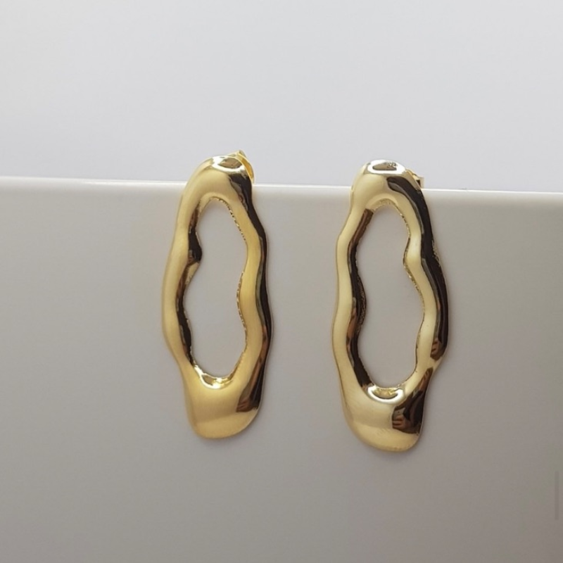 BRINCO ORGANICO FORMA OVAL BANHO OURO 18K