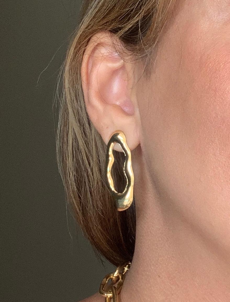 BRINCO ORGANICO FORMA OVAL BANHO OURO 18K