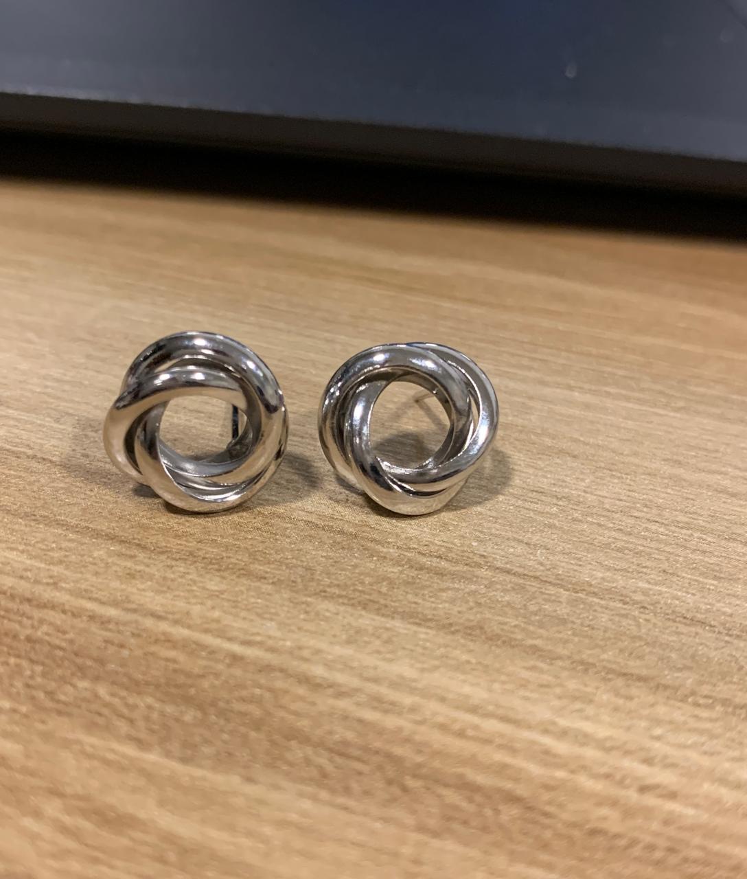 BRINCO CIRCULOS ENTRELAÇADOS RÓDIO BRANCO CO PRATA