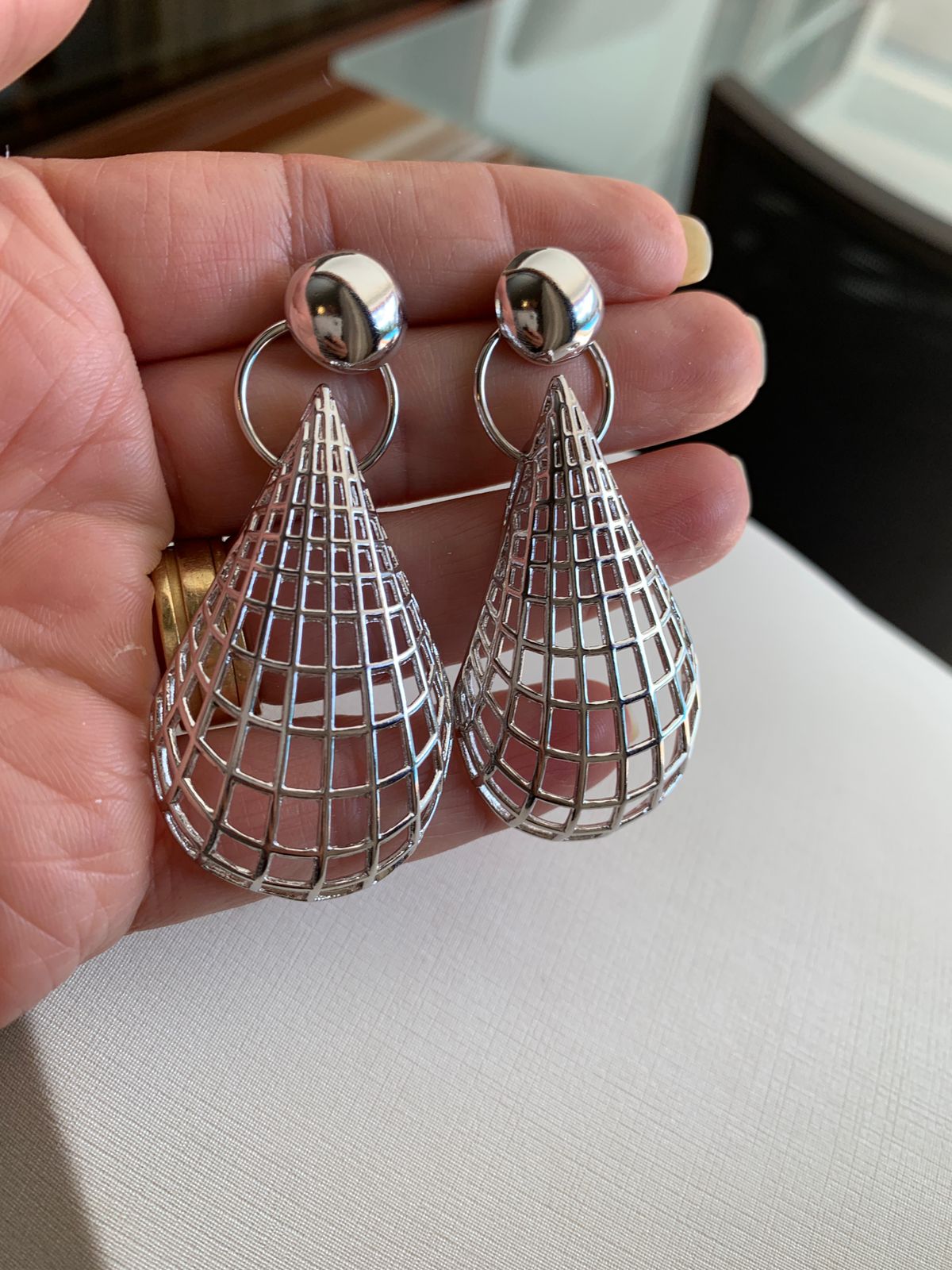 BRINCO GOTA REDE RODIO BRANCO COR PRATA