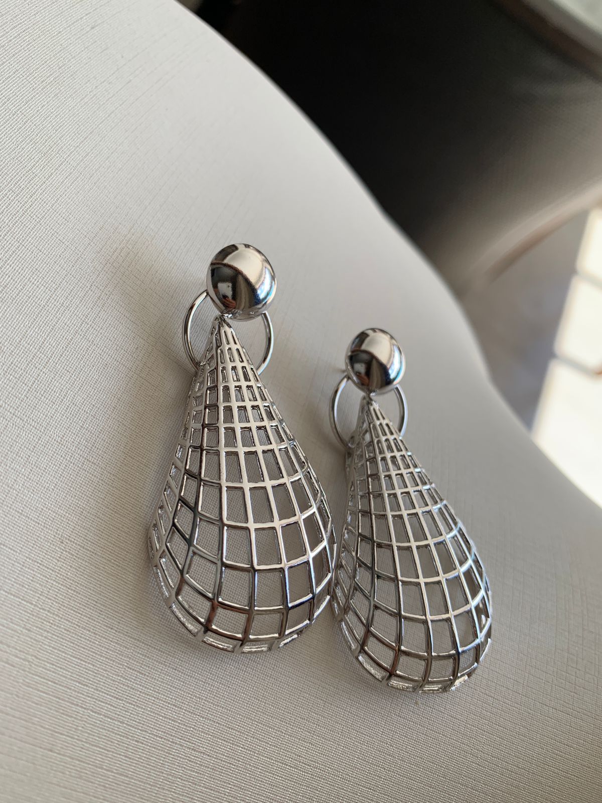 BRINCO GOTA REDE RODIO BRANCO COR PRATA