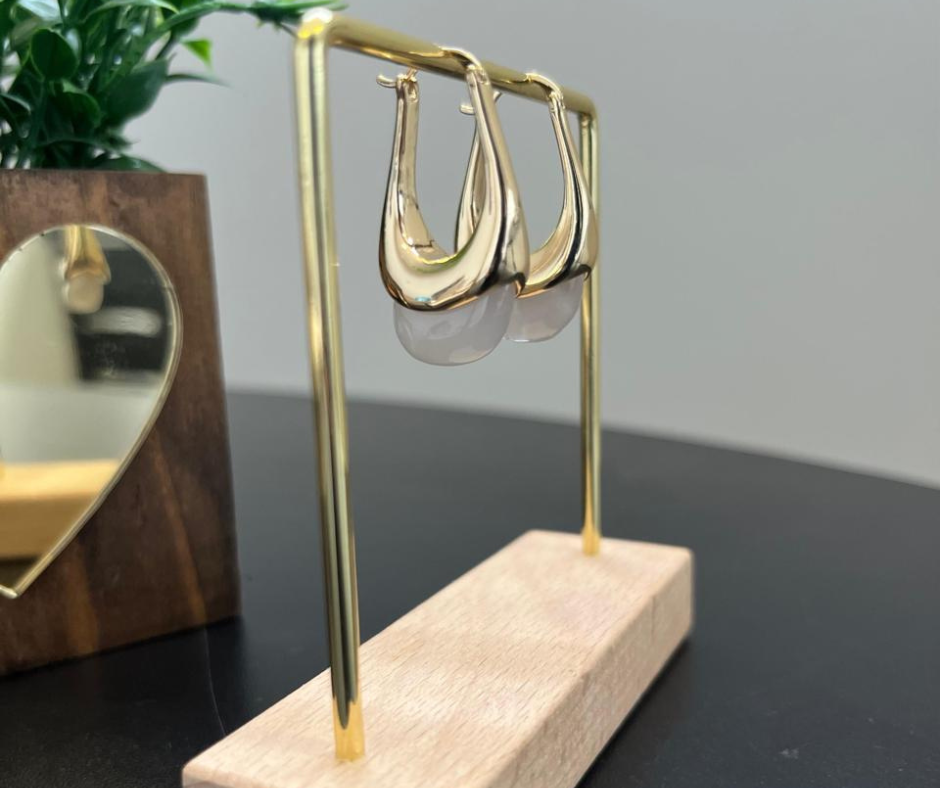 Brinco de argola com pedra Branca