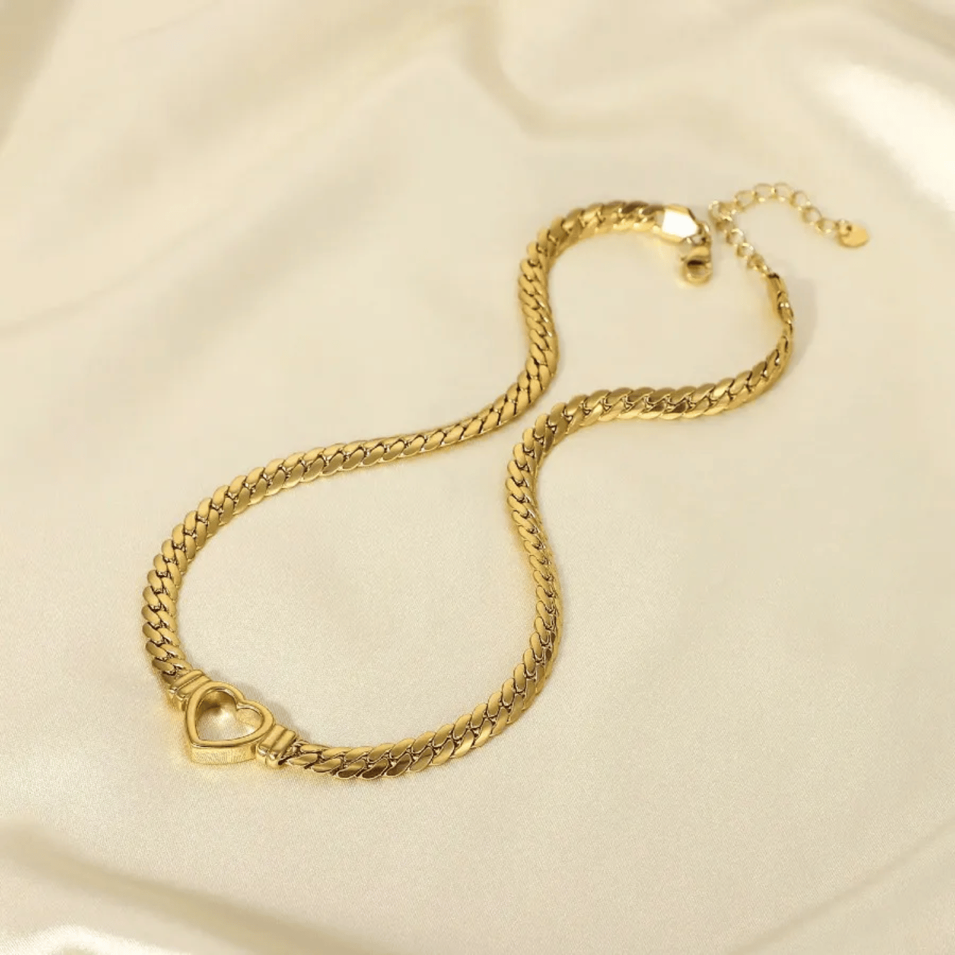 Choker fita com coração vazado 5mm e 43cm de comprimento + 5cm de extensor