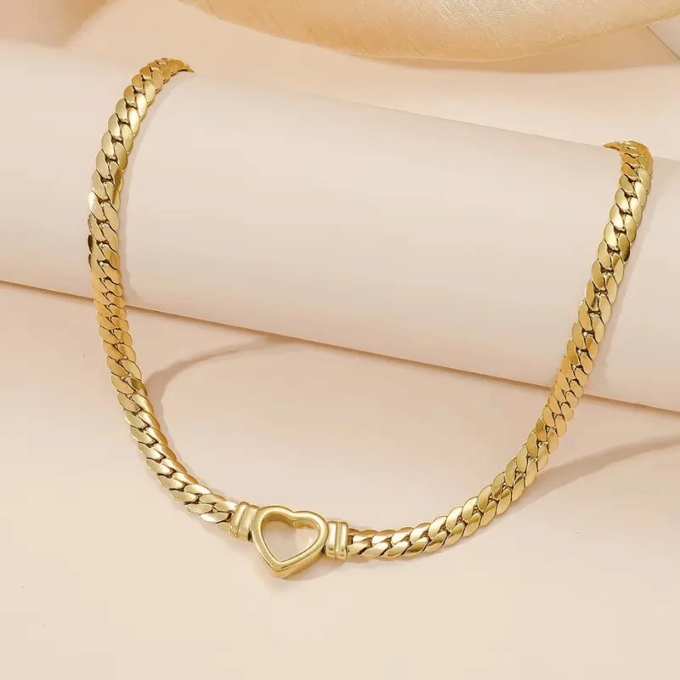 Choker fita com coração vazado 5mm e 43cm de comprimento + 5cm de extensor