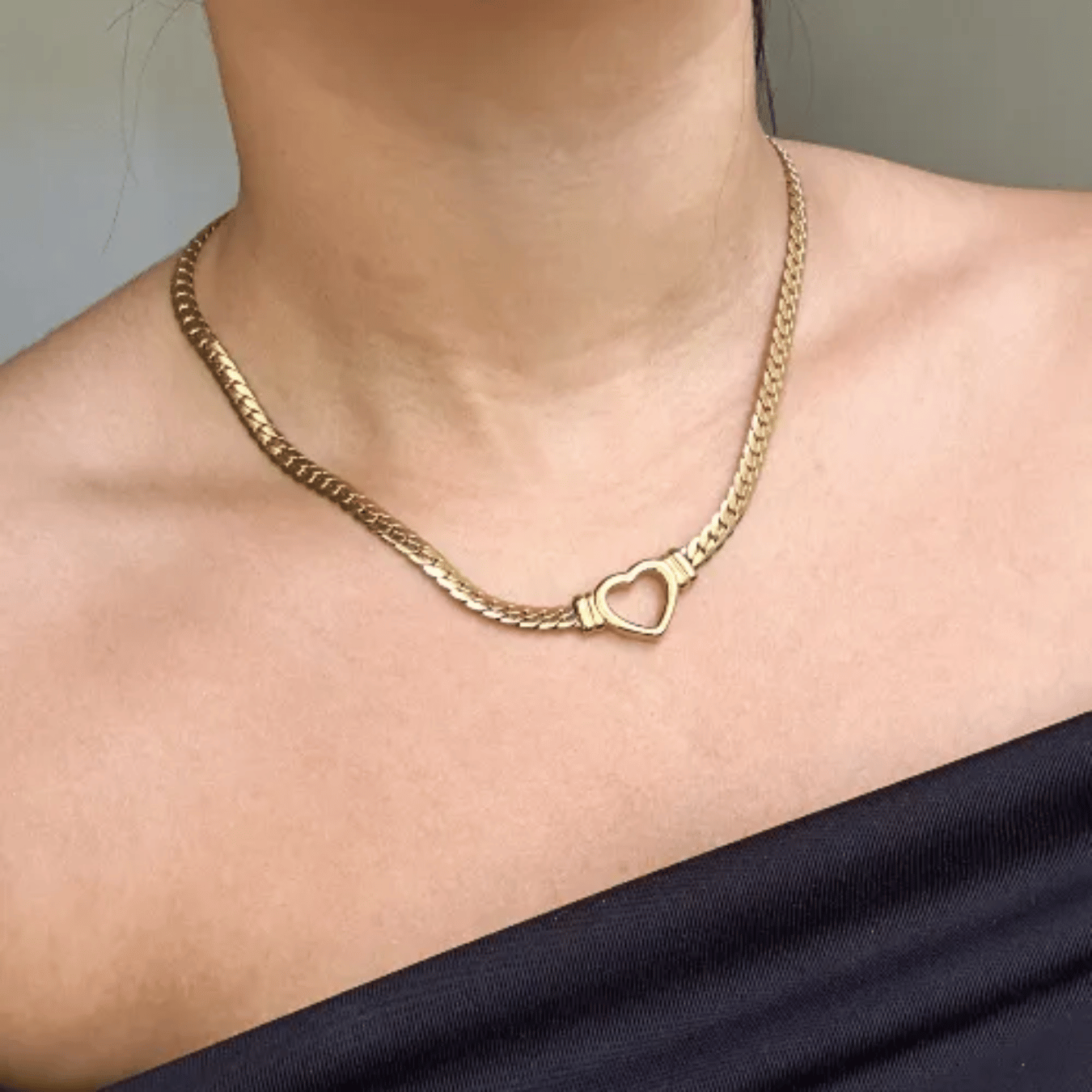 Choker fita com coração vazado 5mm e 43cm de comprimento + 5cm de extensor
