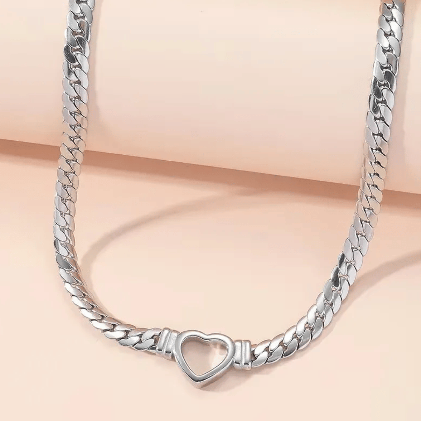 Choker fita com coração vazado 5mm e 43cm de comprimento + 5cm de extensor