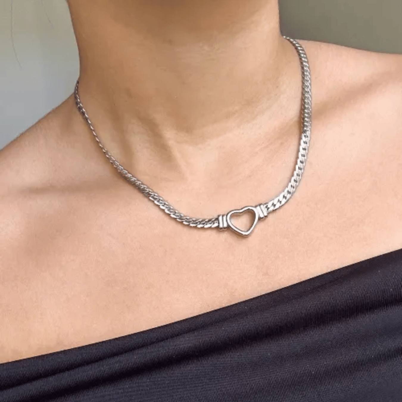 Choker fita com coração vazado 5mm e 43cm de comprimento + 5cm de extensor