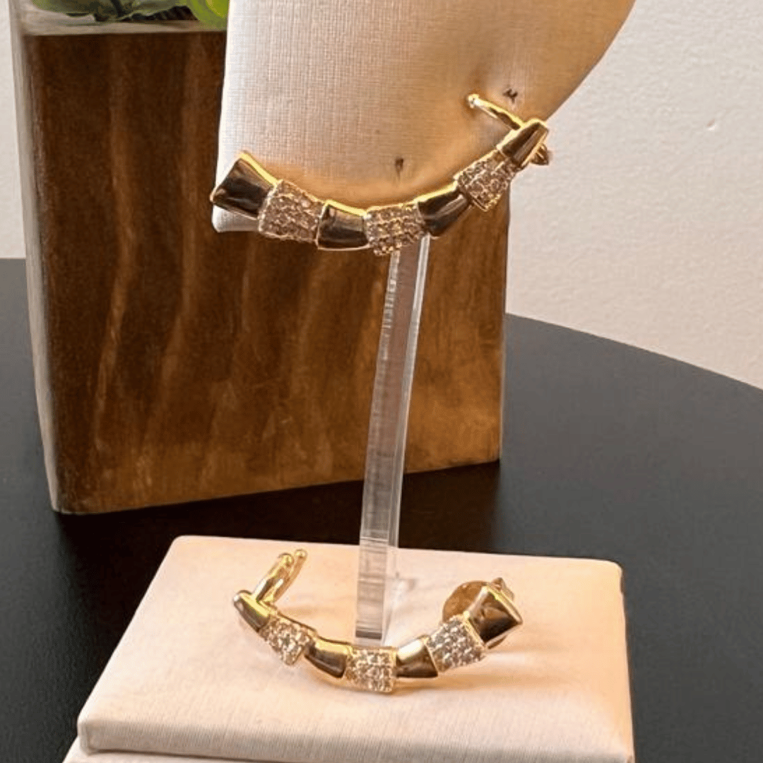Brinco Ear Cuff cravejado
