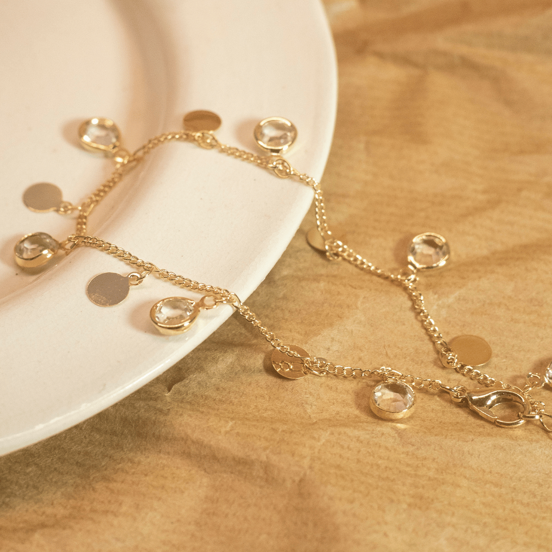 Pulseira Pingentes Plaquinhas e Pedras