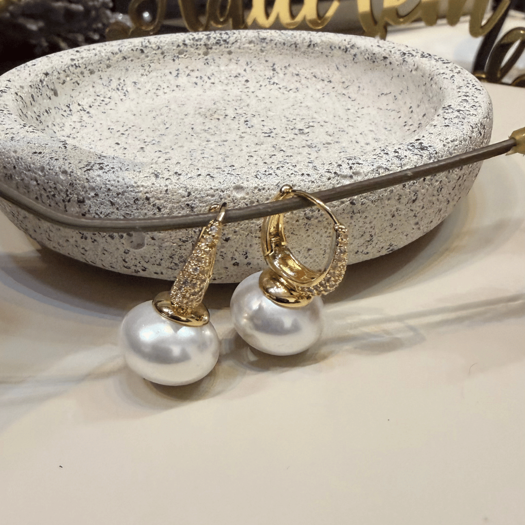 Brinco de Clik cravejado e pérola - Banho de Ouro