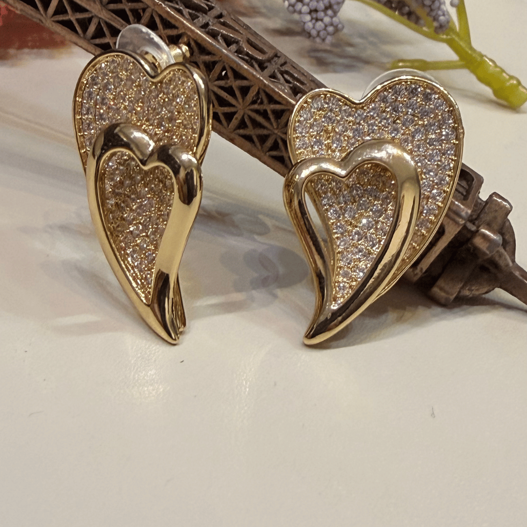 Brinco de coração Cravejado - banho de ouro