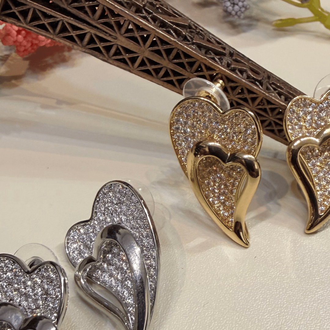 Brinco de coração Cravejado - banho de ouro