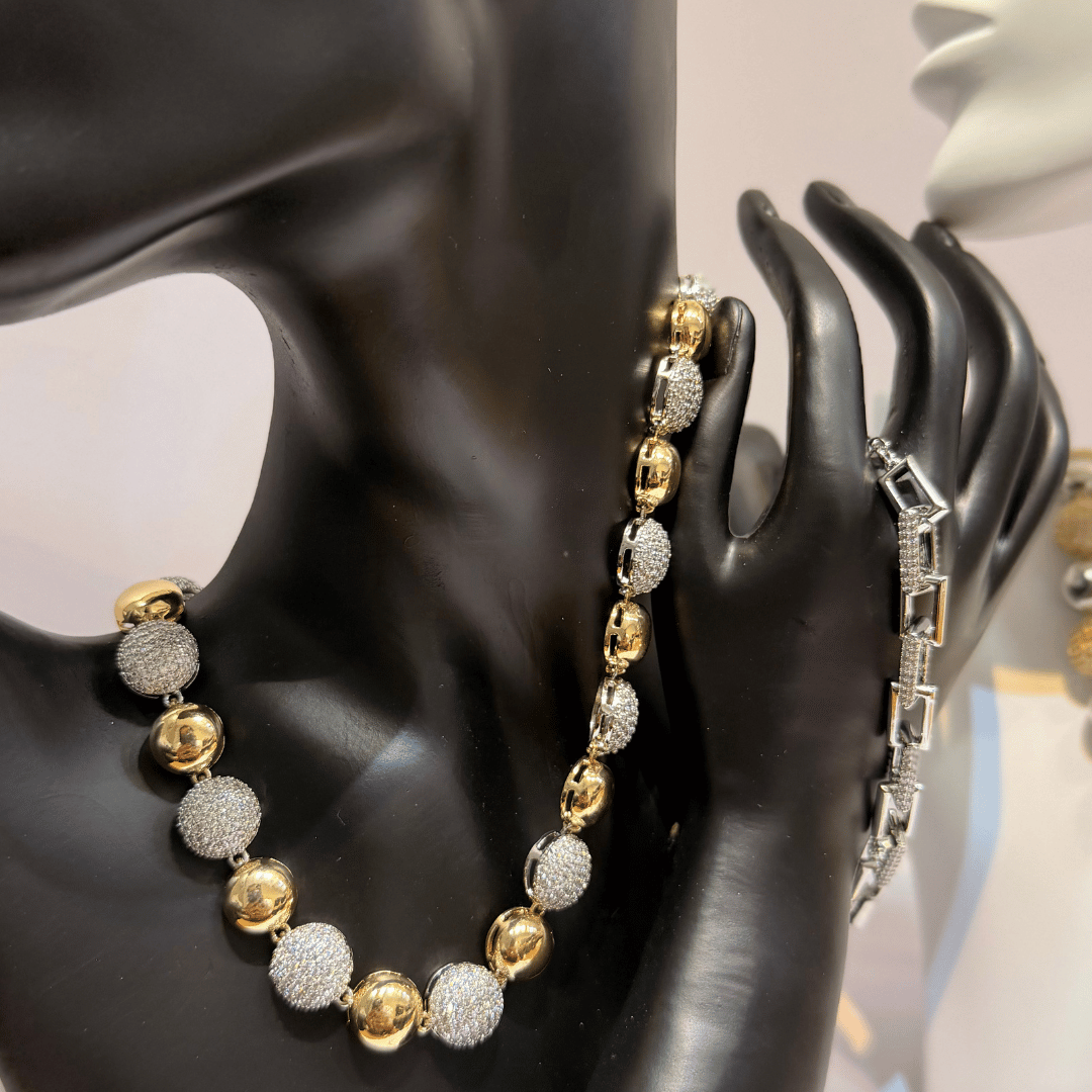 Conjunto Esferas  Banho de Ouro cravejada