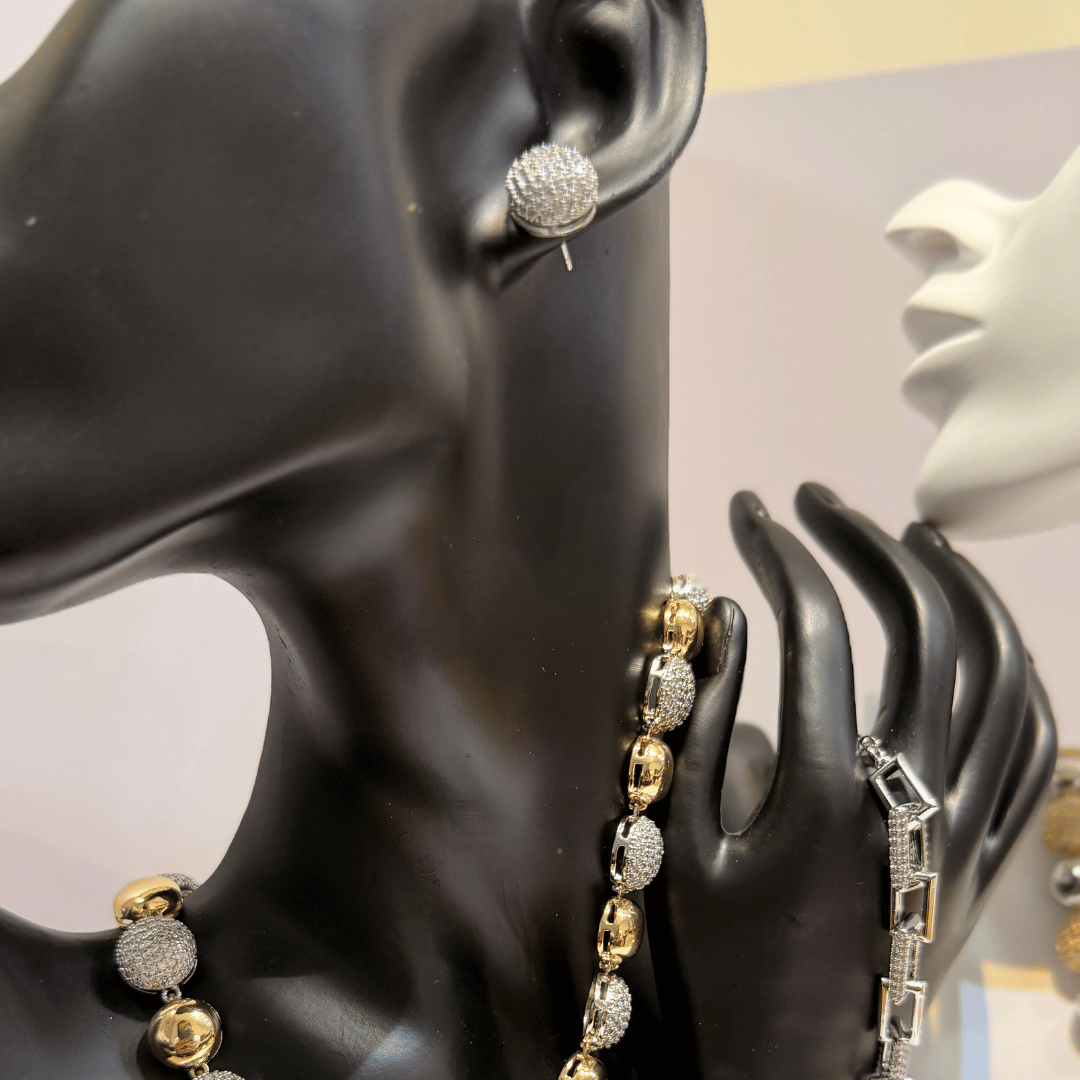 Conjunto Esferas  Banho de Ouro cravejada