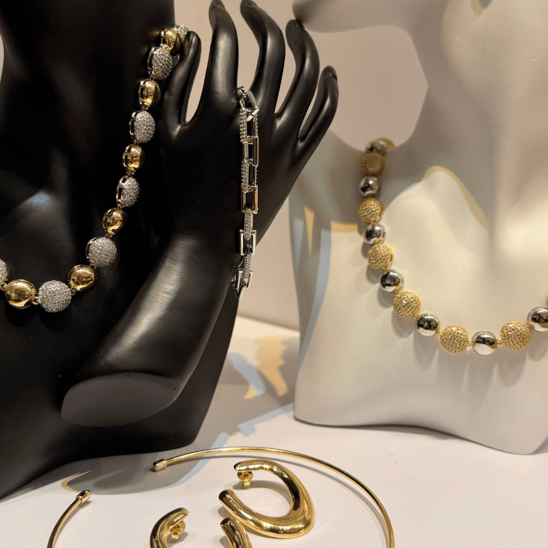 Conjunto Esferas  Banho de Ouro cravejada