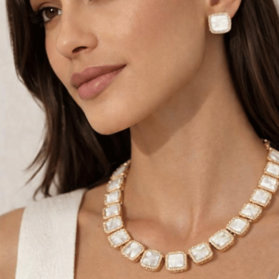 Conjunto Elegante Cravejado - Banho de ouro pedra MadrePerola